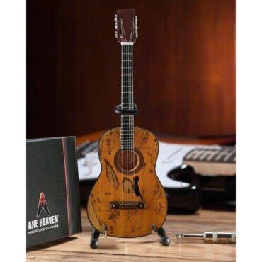 Axe Heaven Signature Trigger Acoustic Mini Guitar Replica Collectible WN-302 Collectibles (Large Item, Collectible, Figure)